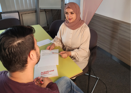 Beratung eines Ratsuchenden durch BemA-Mitarbeiterin