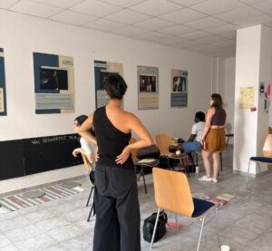 Personen bei einer Ausstellung