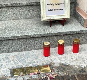 Zu sehen sind 3 Stolpersteine mit Friedhofskerzen in der Stendaler Innenstadt.