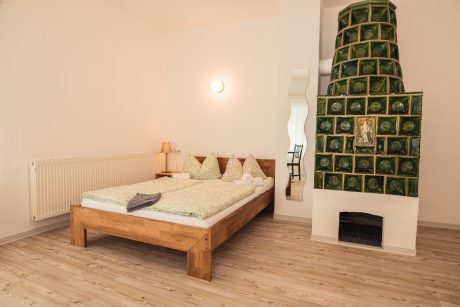 Blick in die Schlafräume des Klingerzimmers mit dem markanten Kamin