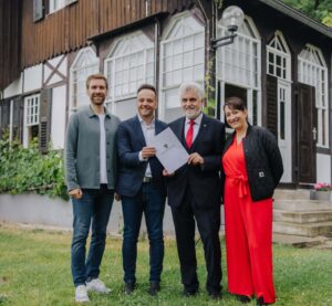 Vor der Villa übergibt Armin Willingmann, Minister für Wissenschaft, Energie, Klimaschutz und Umwelt und erster Stellvertreter des Ministerpräsidenten des Landes Sachsen-Anhalt die Förderurkunde an Geschäftsführer Maximilian Schmidt, stellv. Geschäftsführer Benjamin Gehne und Akademieleiterin Claudia Berge.