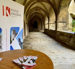 Blick in den Remtergang des Naumburger Doms, Aufsteller und Flyer der Kulturakademie