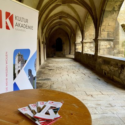 Blick in den Remtergang des Naumburger Doms, Aufsteller und Flyer der Kulturakademie