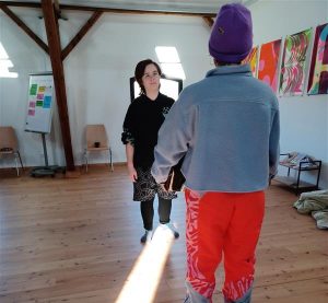 Es stehen sich zwei Personen gegenüber und trainieren Selbstbehauptung.