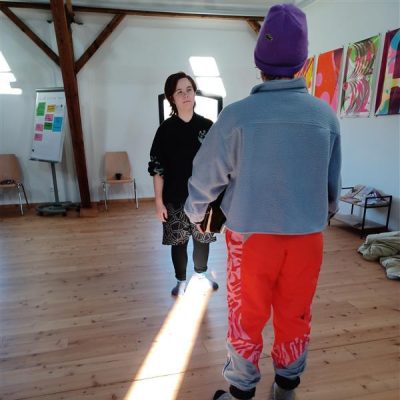 Es stehen sich zwei Personen gegenüber und trainieren Selbstbehauptung.