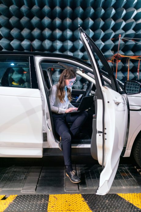 Ingenieurin in einem Auto