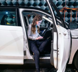 Ingenieurin in einem Auto