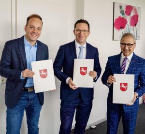 Maximilian Schmidt, Minister Falko Mohrs und Dr. Mehrdad Payandeh