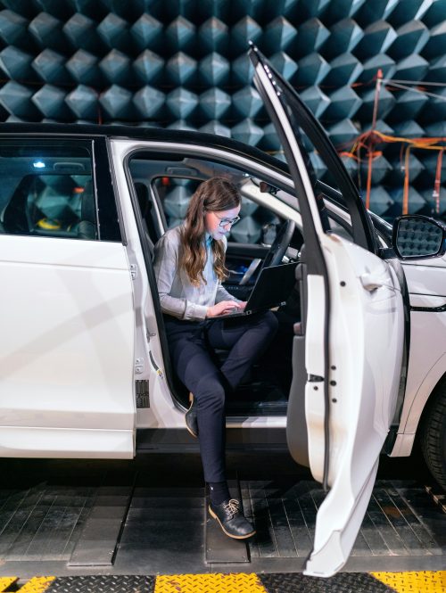 Ingenieurin in einem Auto