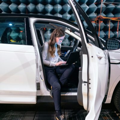 Ingenieurin in einem Auto