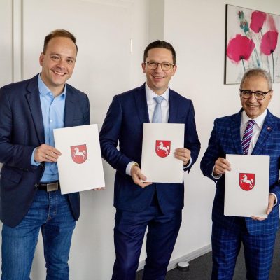 Maximilian Schmidt, Minister Falko Mohrs und Dr. Mehrdad Payandeh