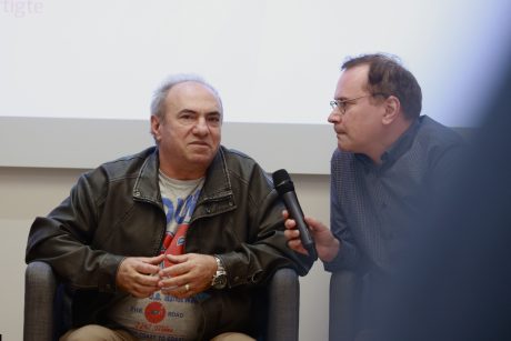 Ein Ratsuchender schildert seine Erlebnisse und ein Berater übersetzt aus dem Rumänischen