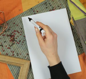 eine schreibende Hand über einmal weißen Blatt Papier