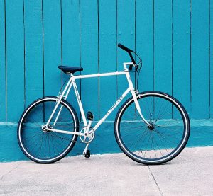 ein Fahrrad vor einer blauen Wand