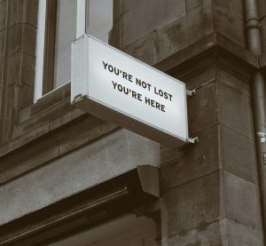 ein Schild mit der Aufschrift "You're not lost. You're here."