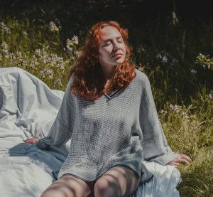 eine Person entspannt sich im Halbschatten