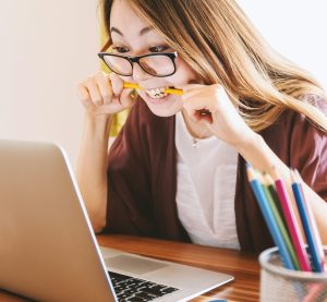 eine wütende Frau am PC