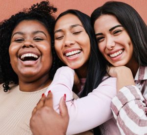 eine lachende Gruppe Frauen