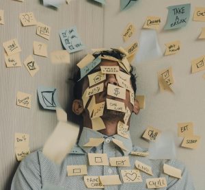 Person mit Zetteln im Gesicht