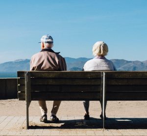 zwei Senioren auf einer Bank