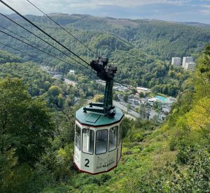 Blick auf Bad Harzburg mit einer Seilbahn