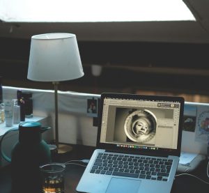 Das Bildbearbeitungsprogramme Photoshop auf einem Laptop