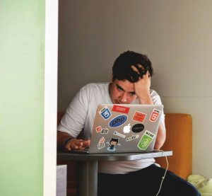 eine verzweifelte Person am Laptop