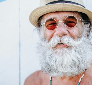 eine ältere Person lächelt in die Kamera