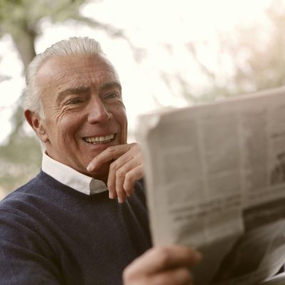 Senior mit Zeitung