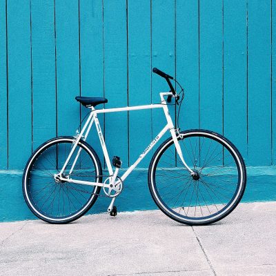 ein Fahrrad vor einer blauen Wand
