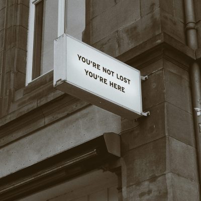ein Schild mit der Aufschrift "You're not lost. You're here."