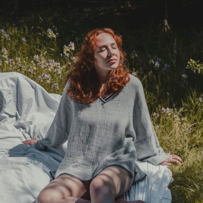 eine Person entspannt sich im Halbschatten