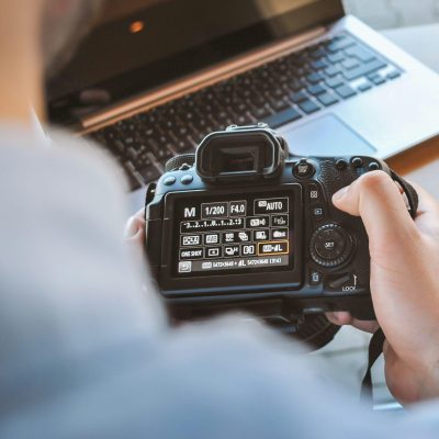 ein Fotoapparat mit diversen Einstellungen