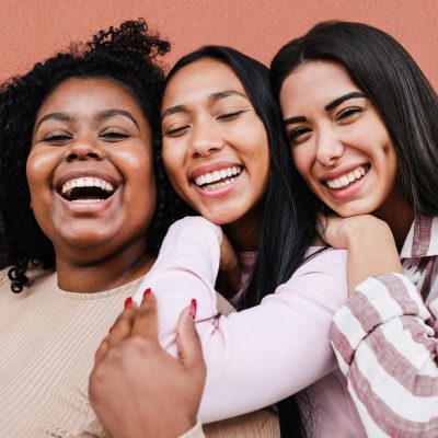 eine lachende Gruppe Frauen