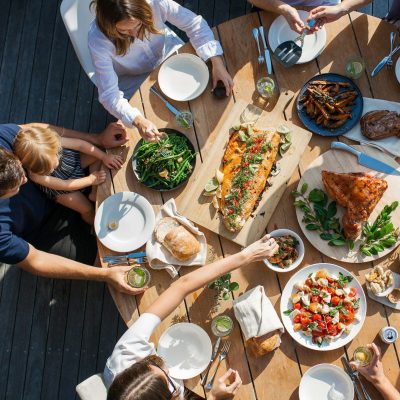 ein Tisch mit Essen und mehreren Pesonen