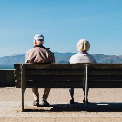 zwei Senioren auf einer Bank
