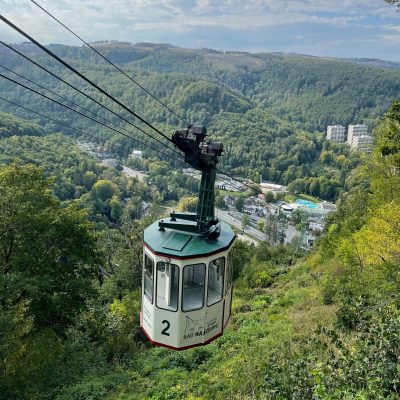 Blick auf Bad Harzburg mit einer Seilbahn