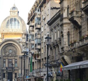 Das Bild zeigt die Altstadt von Bukarest. Im Hintergrund ist das markante Gebäude der CEC-Palast (Palatul CEC), eines der bekanntesten historischen Bauwerke der rumänischen Hauptstadt.