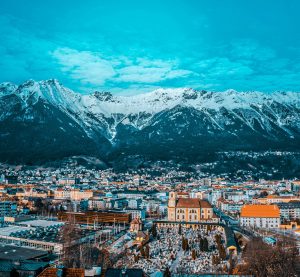 Blick auf Innsbruck mit den Bergen im Hintergrund