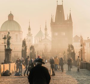 Blick auf Prag im leichten Nebel und bei Sonnenaufgang