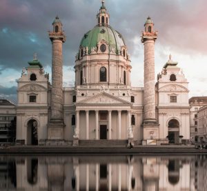 Blick auf einen barocken Sakralbau in Wien