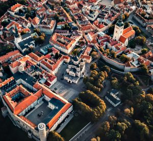 Blick auf Tallinn und seine markante Altstadt aus der Luft