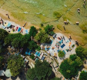 Blick auf einen Strand am Gardasee