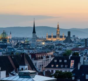 Blick auf die Wiener Innenstadt im Abendlicht