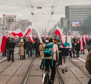 Bild einer Demonstration mit polnischen Flaggen in Warschau