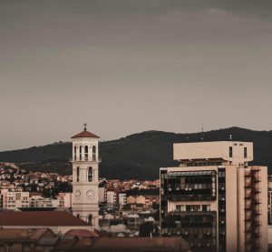 Blick auf Pristina mit seinen modernen und alten Bauten