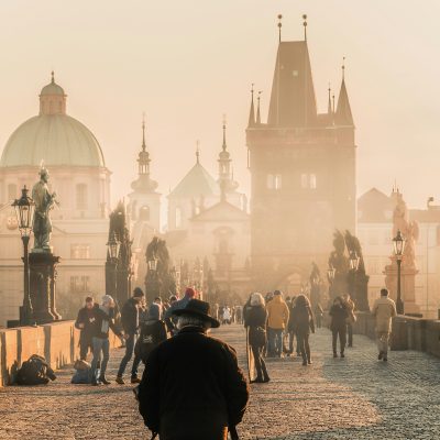 Blick auf Prag im leichten Nebel und bei Sonnenaufgang