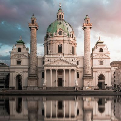 Blick auf einen barocken Sakralbau in Wien