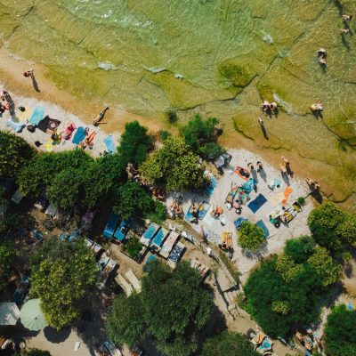 Blick auf einen Strand am Gardasee