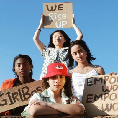 Vier Mädchen mit Plakaten zum Empowerment.